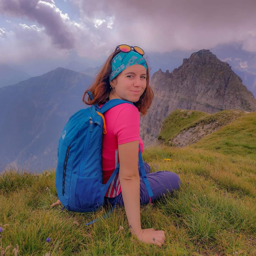 Guida Escursionistica Ambientale Erica Dinetti durante un'escursione in montagna